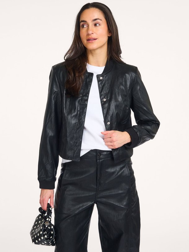 Ontdek de Gitt geweven leatherlook jack van Co'Couture in de kleur Zwart bij Orangebag. Op werkdagen voor 21:45 besteld, morgen in huis.