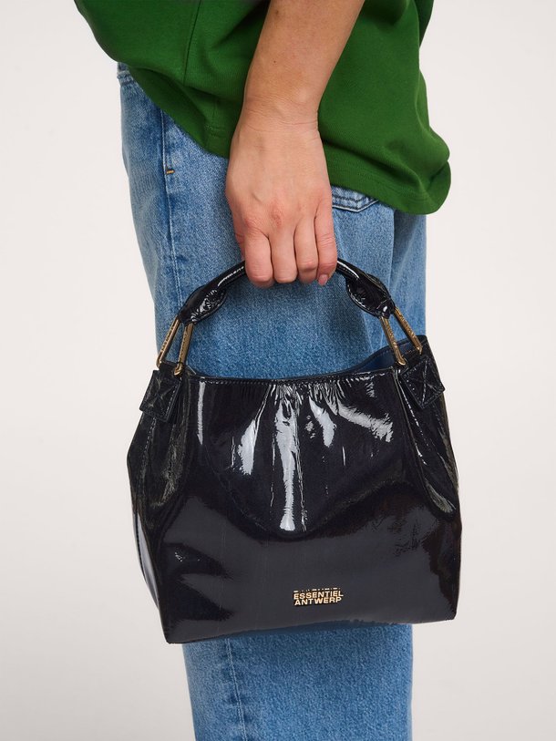 Ontdek de Jhossi leatherlook crossbody tas van Essentiel Antwerp in de kleur Donkerblauw bij Orangebag. Op werkdagen voor 21:45 besteld, morgen in huis.