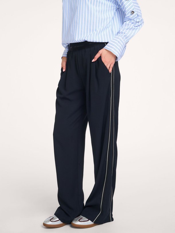 Ontdek de Amina geweven logo broek van Co'Couture in de kleur Donkerblauw bij Orangebag. Op werkdagen voor 21:45 besteld, morgen in huis.