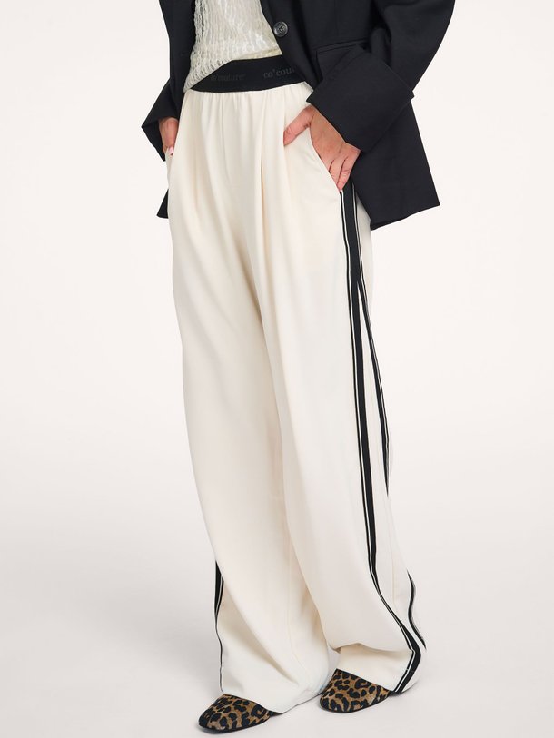 Ontdek de Amina geweven logo broek van Co'Couture in de kleur Crème bij Orangebag. Op werkdagen voor 21:45 besteld, morgen in huis.