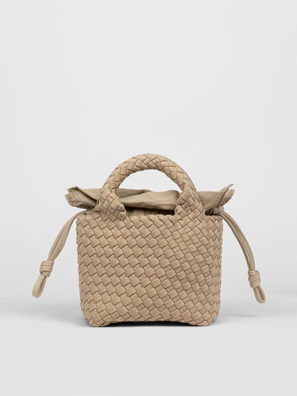 Ontdek de Gevlochten handtas van Marrea in de kleur zand bij Orangebag. Op werkdagen voor 21:45 besteld, morgen in huis.