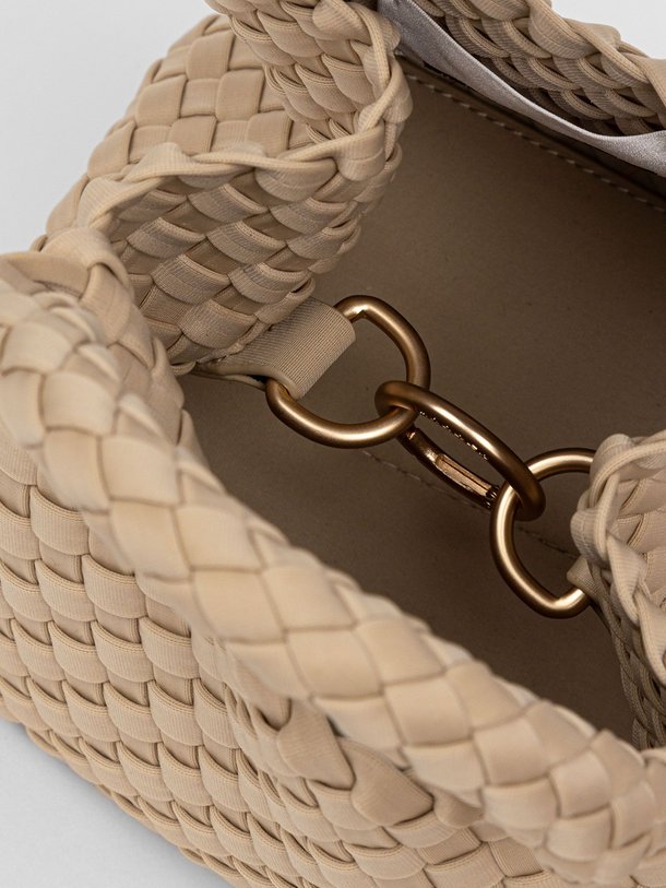 Ontdek de Gevlochten handtas van Marrea in de kleur zand bij Orangebag. Op werkdagen voor 21:45 besteld, morgen in huis.