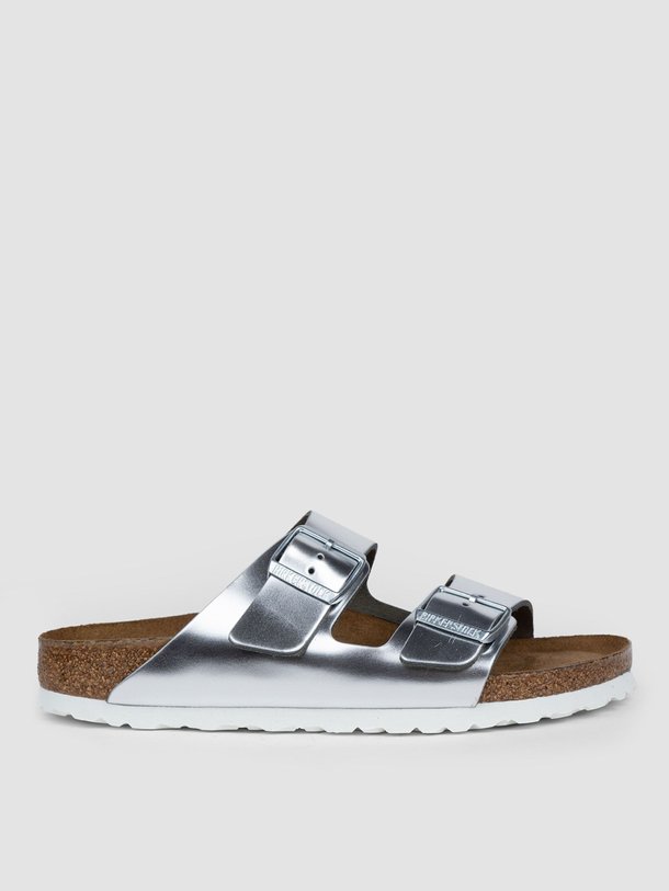 Ontdek de Arizona lederen big buckle metallic slippers van Birkenstock in de kleur zilverkleur bij Orangebag. Op werkdagen voor 21:45 besteld, morgen in huis.