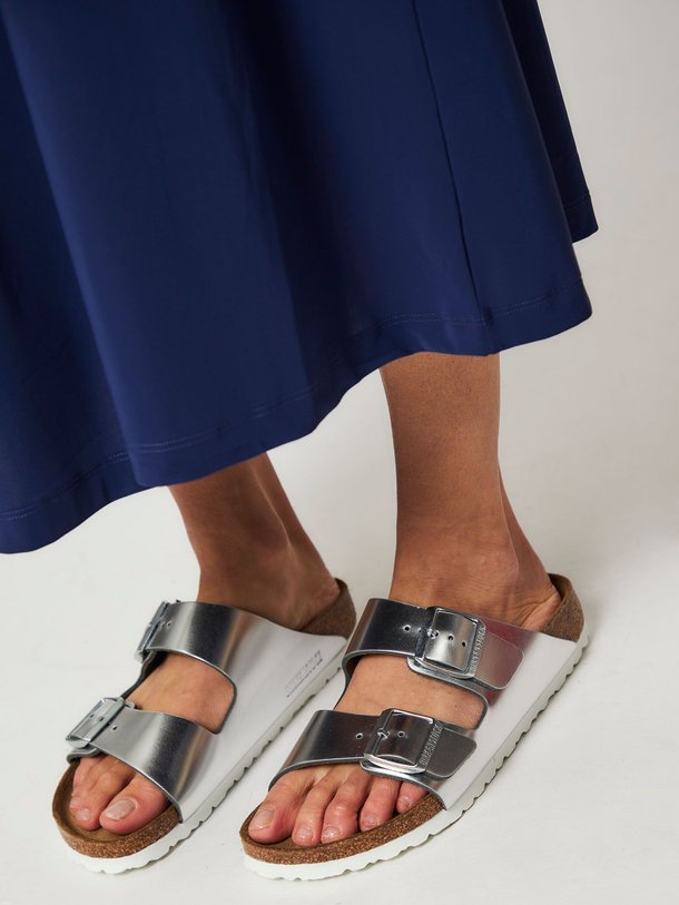 Birkenstock Arizona - Lederen Big Buckle Metallic Slippers - Zilverkleur Ontdek de Arizona lederen big buckle metallic slippers van Birkenstock in de kleur zilverkleur bij Orangebag. Op werkdagen voor 21:45 besteld, morgen in huis.