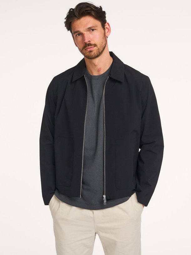 Ontdek de Sapaulo geweven jack van Samsoe Samsoe in de kleur Zwart bij Orangebag. Op werkdagen voor 21:45 besteld, morgen in huis.