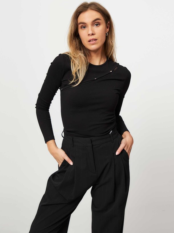 Ontdek de Luanne viscosemix jersey top van Samsoe Samsoe in de kleur zwart bij Orangebag. Op werkdagen voor 21:45 besteld, morgen in huis.