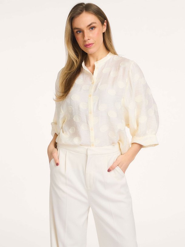 Ontdek de Xena viscosemix blouse van Knit-ted in de kleur Crème bij Orangebag. Op werkdagen voor 21:45 besteld, morgen in huis.