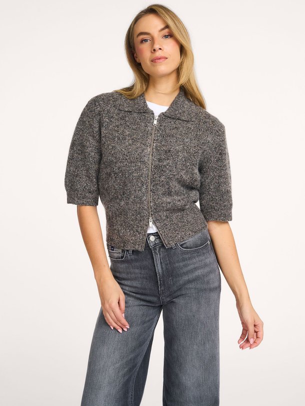 Ontdek de Sakelsie wolmix gemêleerd vest van Samsoe Samsoe in de kleur Bruin bij Orangebag. Op werkdagen voor 21:45 besteld, morgen in huis.