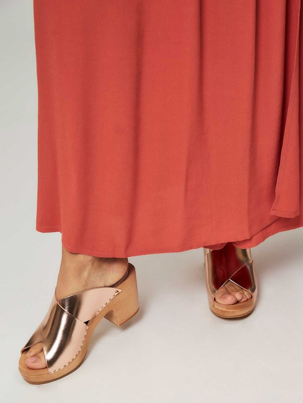 Sabot Youyou Yzis - Lederen Metallic Muiltjes - Roze Ontdek de Yzis lederen metallic muiltjes van Sabot YouYou in de kleur roze bij Orangebag. Op werkdagen voor 21:45 besteld, morgen in huis.