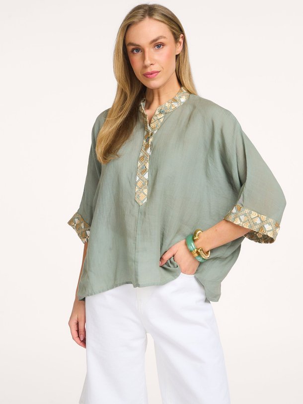 Ontdek de Ramie top met borduursel van Greek Archaic Kori bij Orangebag. Op werkdagen voor 21:45 besteld, morgen in huis.
