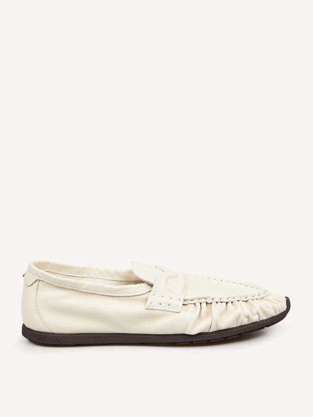 Ontdek de Riley Mio lederen loafers van Nubikk in de kleur Off-white bij Orangebag. Op werkdagen voor 21:45 besteld, morgen in huis.