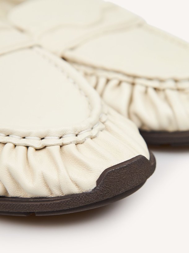 Ontdek de Riley Mio lederen loafers van Nubikk in de kleur Off-white bij Orangebag. Op werkdagen voor 21:45 besteld, morgen in huis.