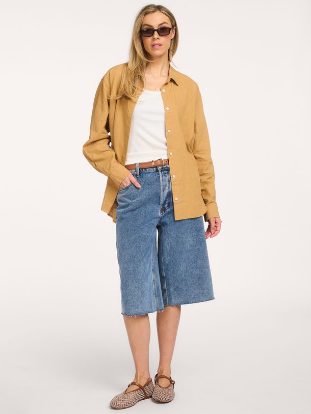 Ontdek de Jony denim short van Denham in de kleur Blauw bij Orangebag. Op werkdagen voor 21:45 besteld, morgen in huis.