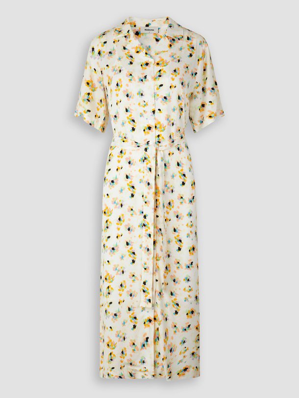 Ontdek de Dafne viscose doorknoopjurk met print van Modstrom in de kleur ecru bij Orangebag. Op werkdagen voor 21:45 besteld, morgen in huis.