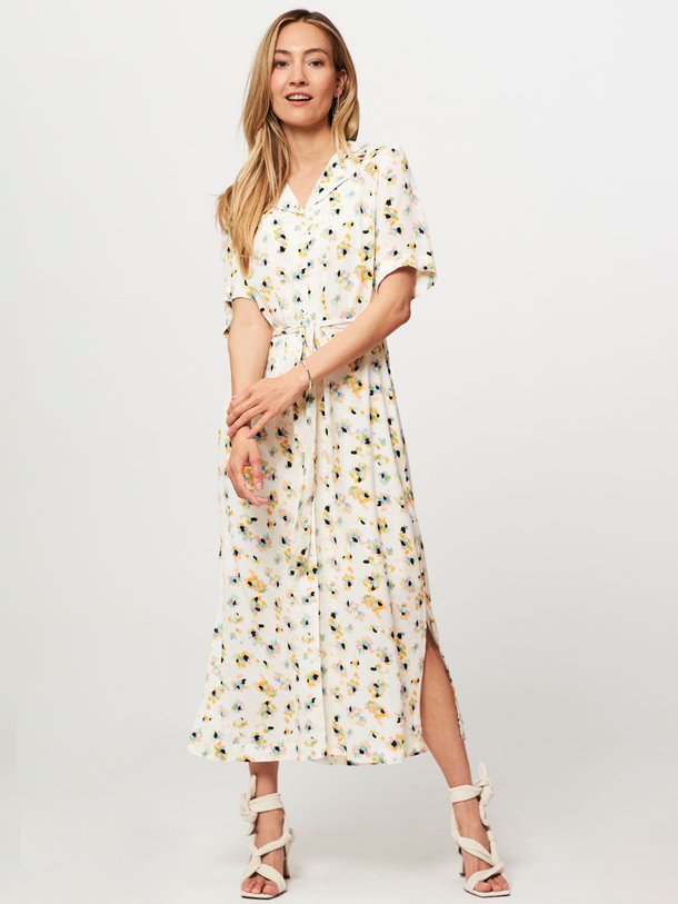 Ontdek de Dafne viscose doorknoopjurk met print van Modstrom in de kleur ecru bij Orangebag. Op werkdagen voor 21:45 besteld, morgen in huis.