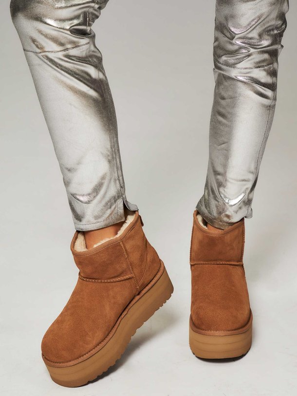 Ontdek de Classic mini plateau enkellaarzen van Ugg in de kleur cognac bij Orangebag. Op werkdagen voor 21:45 besteld, morgen in huis.
