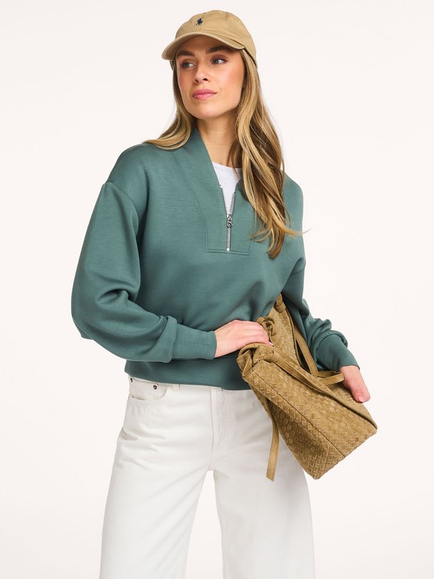 Ontdek de Davidson viscosemix sweater van Varley in de kleur Donkergroen bij Orangebag. Op werkdagen voor 21:45 besteld, morgen in huis.