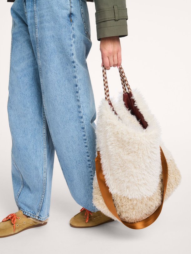 Ontdek de Hela geweven fake fur schouder-/handtas van Bellerose in de kleur Off-white bij Orangebag. Op werkdagen voor 21:45 besteld, morgen in huis.