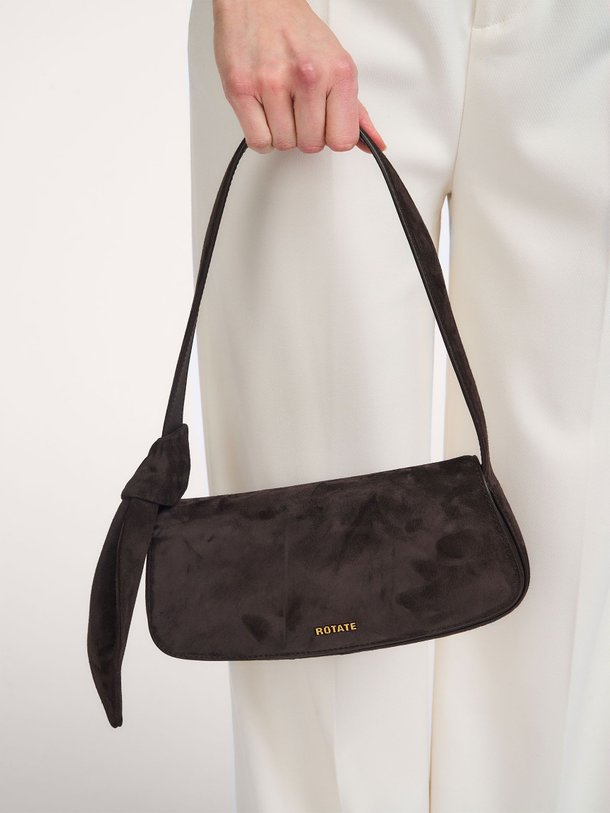 Ontdek de Suède schoudertas van Rotate Birger Christensen in de kleur Donkerbruin bij Orangebag. Op werkdagen voor 21:45 besteld, morgen in huis.