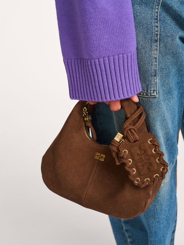 Ontdek de Hobo mini suedè schouder-/handtas van Ganni in de kleur Donkerbruin bij Orangebag. Op werkdagen voor 21:45 besteld, morgen in huis.