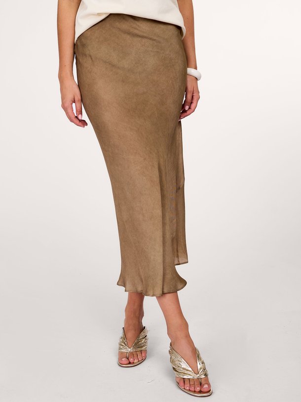 Ontdek de Orelle zijden A-lijn rok van Mes Demoiselles in de kleur olijfgroen bij Orangebag. Op werkdagen voor 21:45 besteld, morgen in huis.