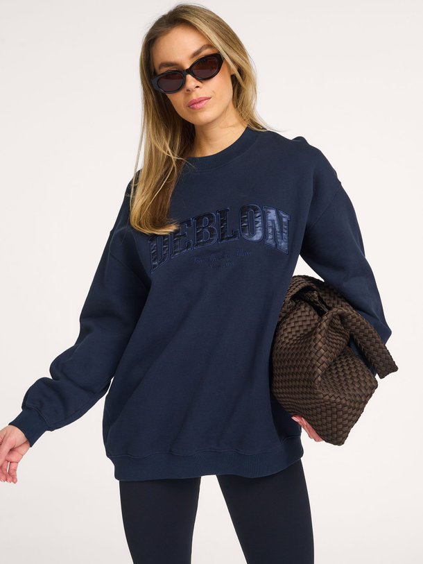 Ontdek de Phoebe katoenen logo sweater van Deblon in de kleur Donkerblauw bij Orangebag. Op werkdagen voor 21:45 besteld, morgen in huis.