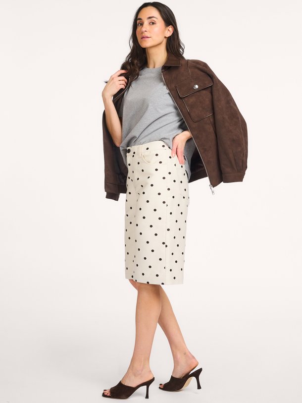 Baum und Pferdgarten Nianne organic cotton mix short met stippen - Crème Ontdek de Nianne organic cotton mix short met stippen van Baum und Pferdgarten in de kleur Crème bij Orangebag. Op werkdagen voor 21:45 besteld, morgen in huis.
