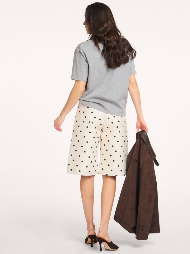 Baum und Pferdgarten Nianne organic cotton mix short met stippen - Crème Ontdek de Nianne organic cotton mix short met stippen van Baum und Pferdgarten in de kleur Crème bij Orangebag. Op werkdagen voor 21:45 besteld, morgen in huis.