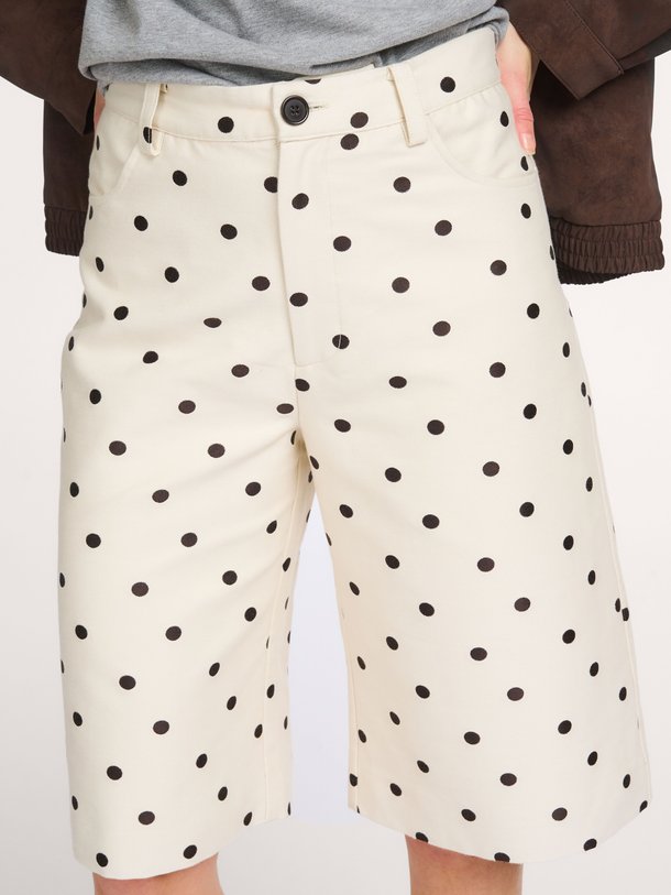 Baum und Pferdgarten Nianne organic cotton mix short met stippen - Crème Ontdek de Nianne organic cotton mix short met stippen van Baum und Pferdgarten in de kleur Crème bij Orangebag. Op werkdagen voor 21:45 besteld, morgen in huis.