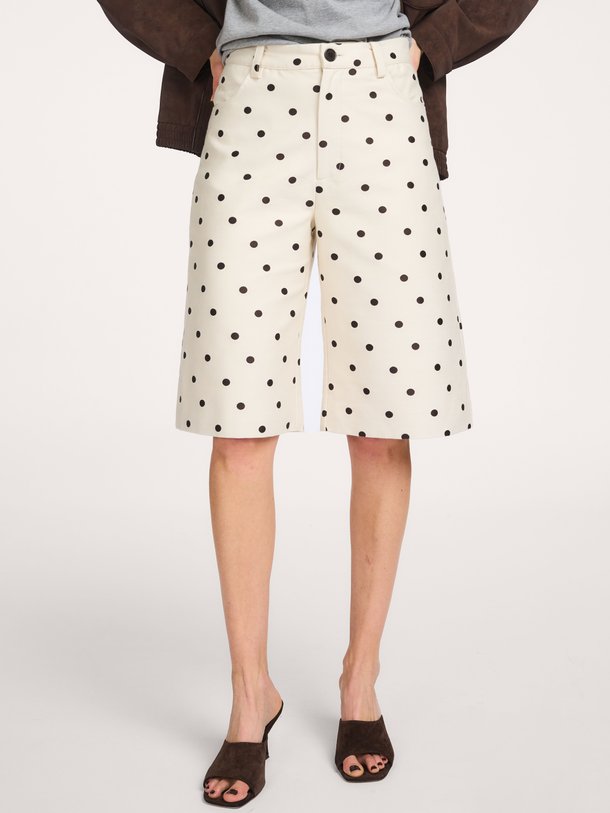 Baum und Pferdgarten Nianne organic cotton mix short met stippen - Crème Ontdek de Nianne organic cotton mix short met stippen van Baum und Pferdgarten in de kleur Crème bij Orangebag. Op werkdagen voor 21:45 besteld, morgen in huis.