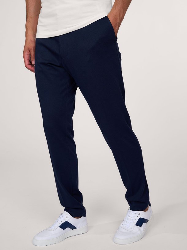 Ontdek de Katoenmix chino van Boss in de kleur donkerblauw bij Orangebag. Op werkdagen voor 21:45 besteld, morgen in huis.