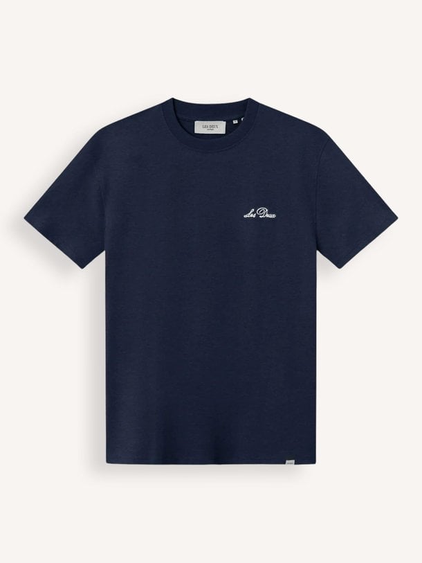 Les Deux Crew - Organic Cotton Logo T-Shirt - Donkerblauw Ontdek de Crew organic cotton logo T-shirt van Les Deux in de kleur donkerblauw bij Orangebag. Op werkdagen voor 21:45 besteld, morgen in huis.