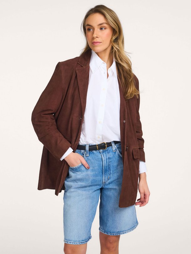 Ontdek de Riva suède blazer van Studio AR in de kleur Bruin bij Orangebag. Op werkdagen voor 21:45 besteld, morgen in huis.
