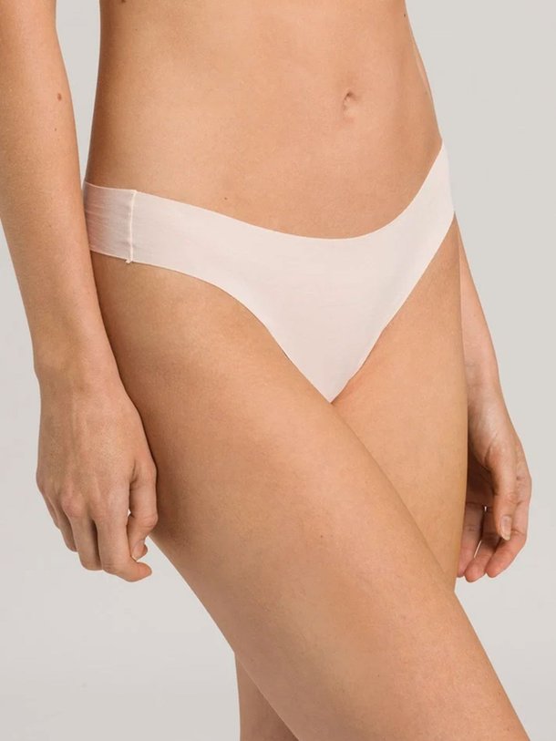 Ontdek de Thong Katoenmix invisible string van Hanro in de kleur poeder bij Orangebag. Op werkdagen voor 21:45 besteld, morgen in huis.