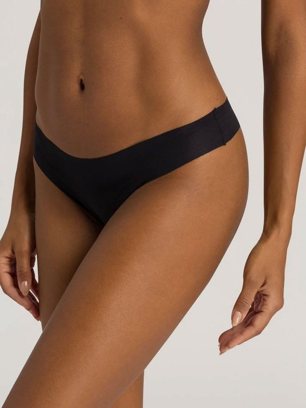 Ontdek de Thong Katoenmix invisible string van Hanro in de kleur zwart bij Orangebag. Op werkdagen voor 21:45 besteld, morgen in huis.