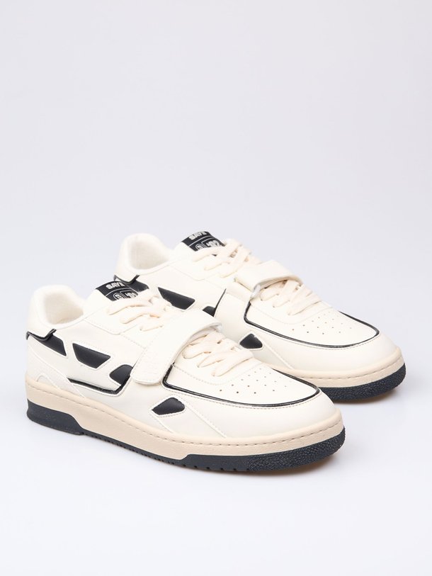 Ontdek de M92 Bold leatherlook sneakers van Saye in de kleur zwart bij Orangebag. Op werkdagen voor 21:45 besteld, morgen in huis.