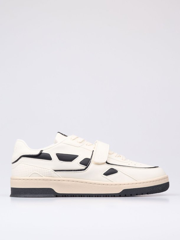 Ontdek de M92 Bold leatherlook sneakers van Saye in de kleur zwart bij Orangebag. Op werkdagen voor 21:45 besteld, morgen in huis.