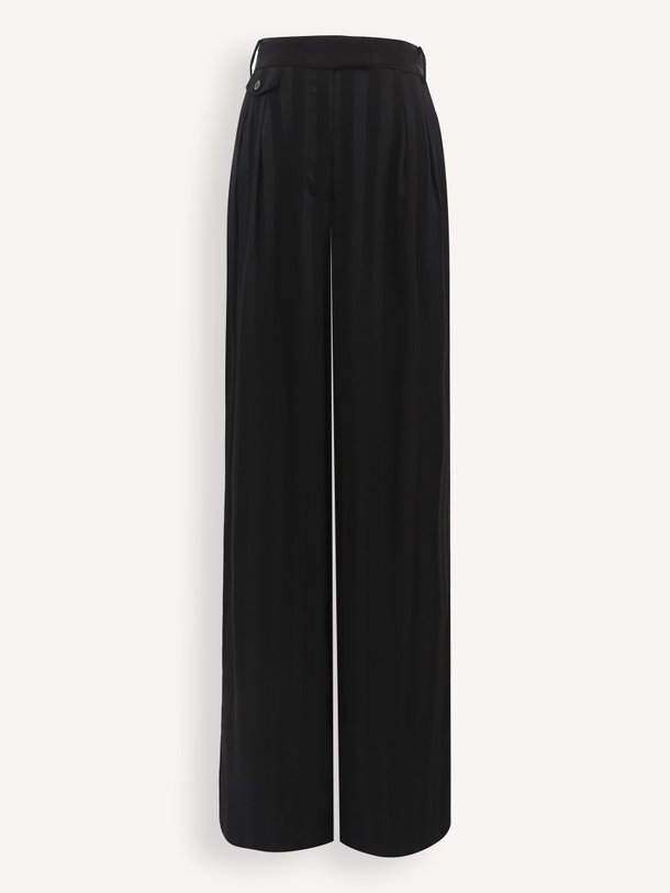 Ontdek de Lorina viscose pantalon van Frnch in de kleur zwart bij Orangebag. Op werkdagen voor 21:45 besteld, morgen in huis.