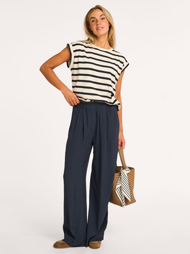 Ontdek de Benji eco vero viscose wide leg broek van By-Bar in de kleur antraciet bij Orangebag. Op werkdagen voor 21:45 besteld, morgen in huis.