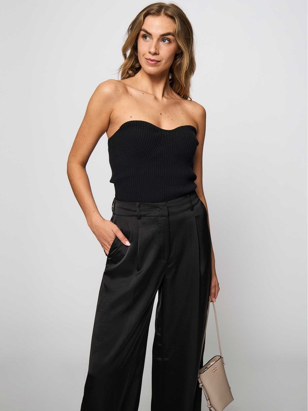 Ontdek de Eidra viscosemix strapless top van Dante 6 in de kleur zwart bij Orangebag. Op werkdagen voor 21:45 besteld, morgen in huis.