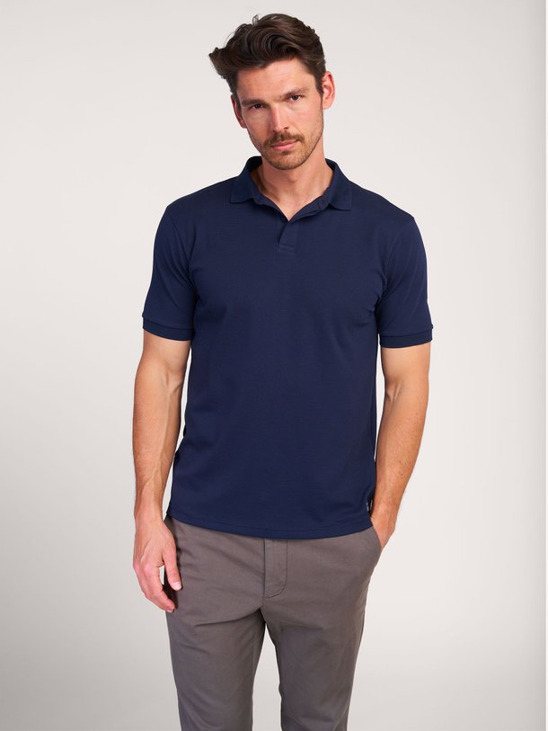 Ontdek de Santos wolmix polo van Drykorn in de kleur donkerblauw bij Orangebag. Op werkdagen voor 21:45 besteld, morgen in huis.