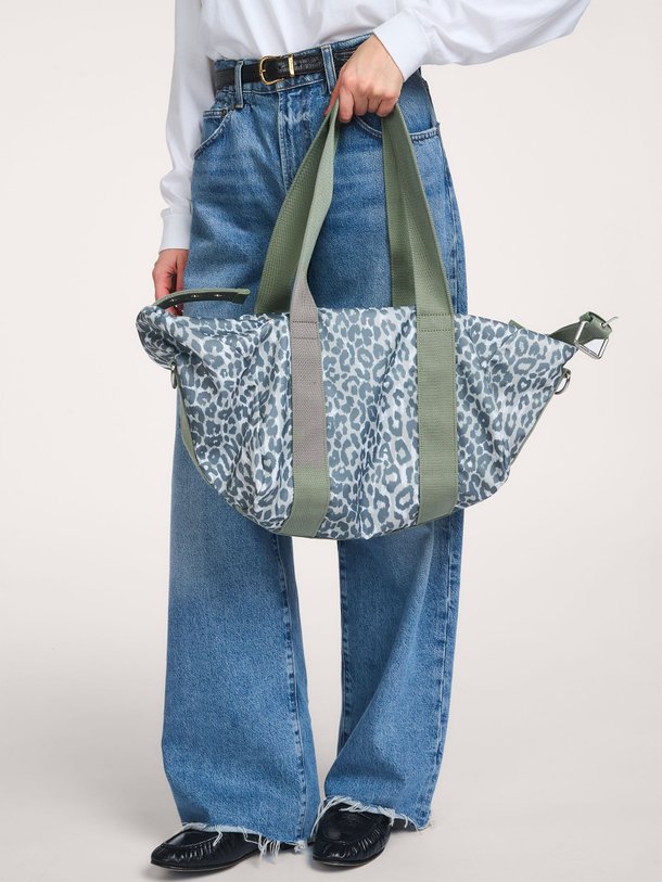 Ontdek de Muriel katoenen leopard shopper van Lala Berlin in de kleur Groen bij Orangebag. Op werkdagen voor 21:45 besteld, morgen in huis.