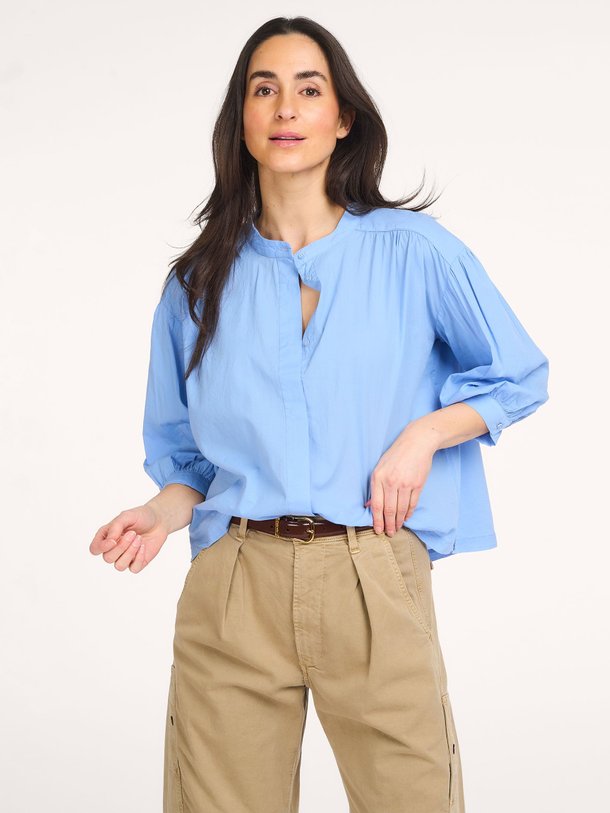 Ontdek de Carla katoenen blouse van Sacrécoeur in de kleur Blauw bij Orangebag. Op werkdagen voor 21:45 besteld, morgen in huis.