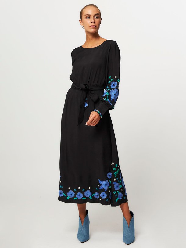 Ontdek de Daria viscose jurk met borduursel van Fabienne Chapot in de kleur zwart bij Orangebag. Op werkdagen voor 21:45 besteld, morgen in huis.