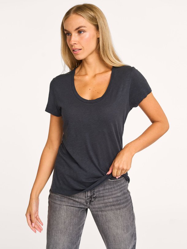 Ontdek de Jacksonville katoenmix slub T-shirt van American Vintage in de kleur donkerblauw bij Orangebag. Op werkdagen voor 21:45 besteld, morgen in huis.