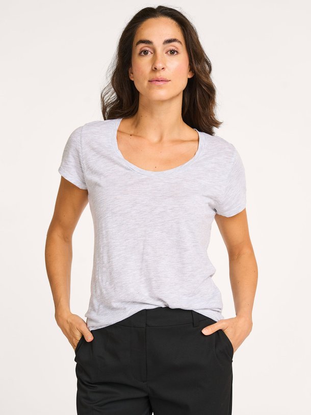 Ontdek de Jacksonville katoenmix slub T-shirt van American Vintage in de kleur lichtgrijs bij Orangebag. Op werkdagen voor 21:45 besteld, morgen in huis.