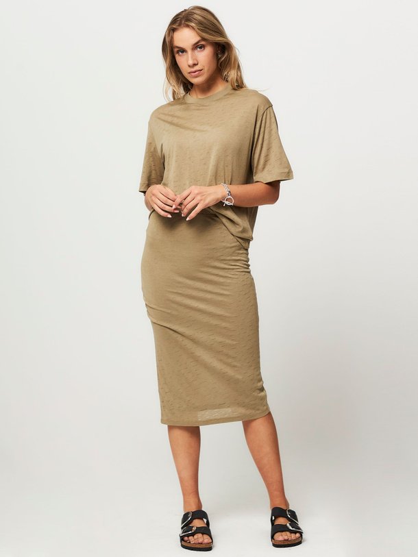 Ontdek de Inga lyocellmix rok met dessin van Samsoe Samsoe in de kleur grijsgroen bij Orangebag. Op werkdagen voor 21:45 besteld, morgen in huis.