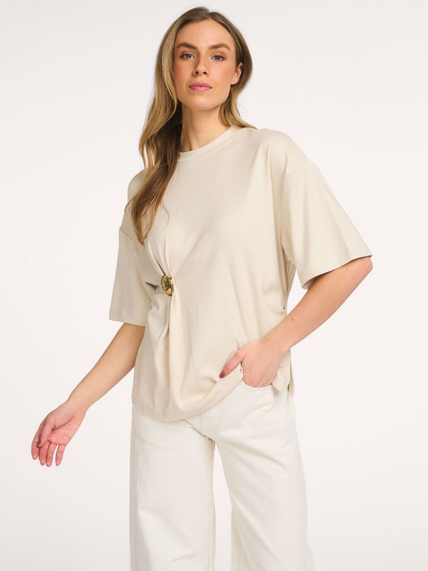 Ontdek de Enora katoenmix top van Second Female in de kleur Beige bij Orangebag. Op werkdagen voor 21:45 besteld, morgen in huis.