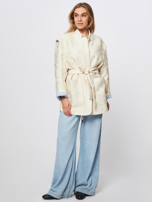 Ontdek de Otti katoenmix jasje met dessin van Munthe in de kleur crème bij Orangebag. Op werkdagen voor 21:45 besteld, morgen in huis.