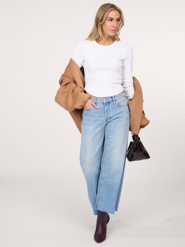 Ontdek de Mid waist wide leg cropped stretch jeans van Re/Done in de kleur lichtblauw bij Orangebag. Op werkdagen voor 21:45 besteld, morgen in huis.